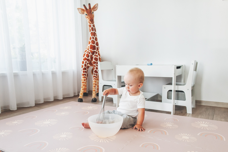 Miminko si hraje na pěnových puzzlích